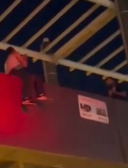 Üst Geçitten Atlama Tehdidi: Yardımcı Olmaya Çalışan Polis Memuru Düşerek Yaralandı!
