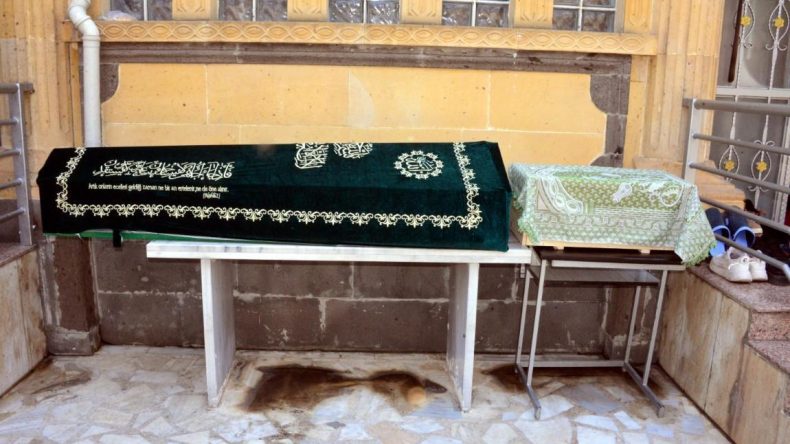 Üzücü Bir Facia: Anne ve Bebeği Aynı Mezarda Sonsuzluğa Uğurlandı