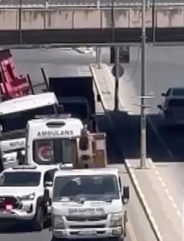 Yalova'da TIR Alt Geçide Sıkıştı: O Anlar Kamerada!