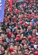 Yangınlar Erteletmişti! İşten &Ccedil;ıkarma Protestosu İ&ccedil;in Sokağa İniyorlar