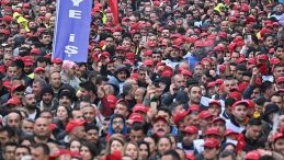 Yangınlar Erteletmişti! İşten Çıkarma Protestosu İçin Sokağa İniyorlar