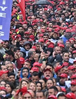 Yangınlar Erteletmişti! İşten Çıkarma Protestosu İçin Sokağa İniyorlar
