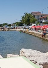 Yaşlı Kadın Deniz &Uuml;zerinde Baygın Halde Bulundu