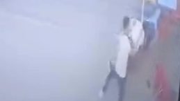 İş Yerinin Önünde Genç Saldırıya Uğradı