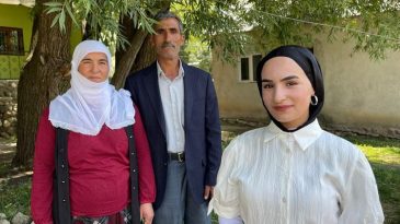 YKS sonrası kızını &ccedil;i&ccedil;eklerle karşılamıştı! &Ccedil;imen, aldığı puan ile babasını gururlandırdı