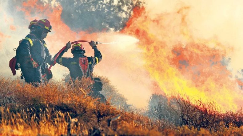 Yunanistan Yangınlarla Mücadele Ediyor