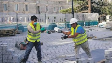 Yunanistan&rsquo;da &Ouml;ğle Saatlerinde &Ccedil;alışmak Yasaklandı