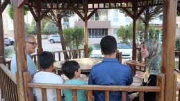 Yürekleri Isıtan O Hareket: 2 Komşu 4 Çocuğun Hayatını Bakın Nasıl Değiştirdi…