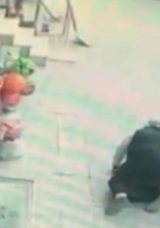 Zihinsel Engelli Şahıs Annesini Sokak Ortasında Darp Etti!