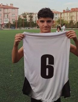 14 Yaşındaki Futbolcu Sokakta Fenalaşıp Hayatını Kaybetti