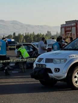 2 Araç Çarpıştı: 4 Kişi Hayatını Kaybetti