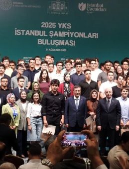 2025 YKS İstanbul Şampiyonları Buluşması'nda Başarılı Öğrenciler Bir Araya Geldi