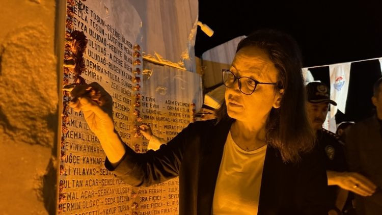 26 Yıldır Dinmeyen Acı… Marmara Depremi'nde Hayatını Kaybedenler Anıldı