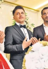 500 Gen&ccedil;, &Uuml;cretsiz Salon Hizmetiyle Evlendi