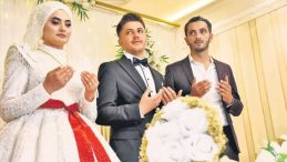 500 Genç, Ücretsiz Salon Hizmetiyle Evlendi