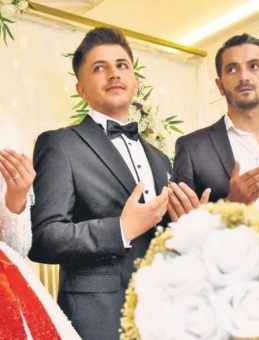 500 Genç, Ücretsiz Salon Hizmetiyle Evlendi