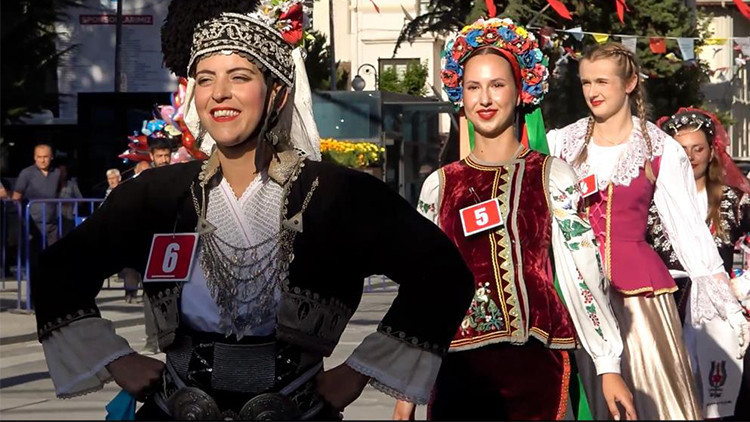 6 Farklı Ülkeden Gelen Genç Kadınlar, Sarımsak Festivalinin En Güzeli Olabilmek İçin Yarıştı