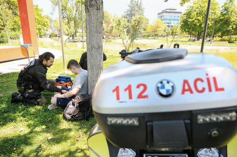 Moto-ambulans Ekipleri İlk Müdahaleyi Yaparken