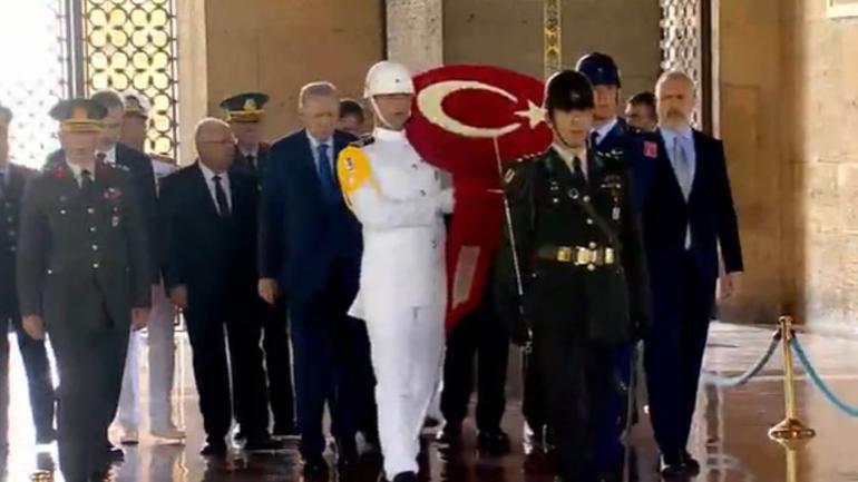 Cumhurbaşkanı Erdoğan Anıtkabir'de