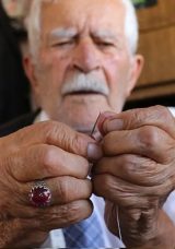 93 Yaşındaki Usta Terzi, Yıllara Direniyor: "D&uuml;kkanımı A&ccedil;amazsam Hasta Olurum"