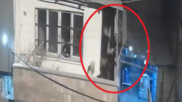 Adana'da Balkondan Balkona Silahlı Çatışma! O Anlar Kameralara Yansıdı