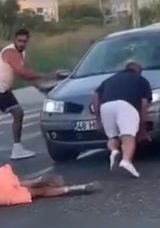 Alkoll&uuml; S&uuml;r&uuml;c&uuml;, &Ccedil;arptığı Kadının &Uuml;zerinden Ge&ccedil;erek Ka&ccedil;maya &Ccedil;alıştı