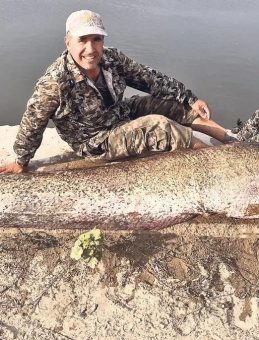 Amatör Balıkçı 2.5 Metre Uzunluğunda Balık Yakaladı
