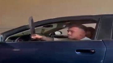 Ankara'da Bir Maganda Ara&ccedil; Camından Kılı&ccedil; Salladı! O Anlar Kameraya Yansıdı