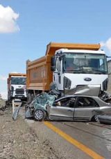 Ankara'da hafriyat kamyonu ile otomobil &ccedil;arpıştı: 1 &ouml;l&uuml;!