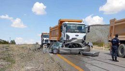 Ankara'da hafriyat kamyonu ile otomobil çarpıştı: 1 ölü!