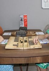 Annelerinden &Ouml;ğrendikleri Mangala ve Dokuz Kumalak ile D&uuml;nya Şampiyonu Oldular