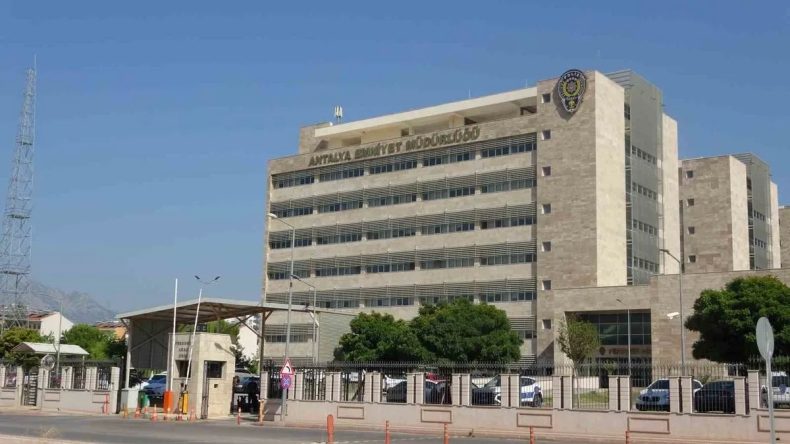 Antalya Büyükşehir Belediyesi'ne Yönelik Rüşvet Operasyonu: 15 Şüpheli Adliyeye Sevk Edildi
