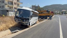 Antalya'da Dehşet Veren Kaza: Midibüs Şarampole Yuvarlandı!