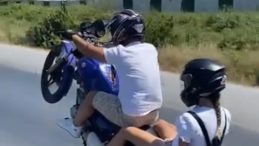 Antalya'da Motosikleti ile Tek Teker Yapan Sürücü Kazada Hayatını Kaybetti
