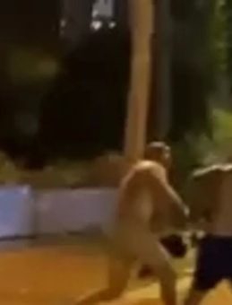Antalya'da Ruslar Arasında Tekme ve Yumruklu Kavga Anbean Kaydedildi!