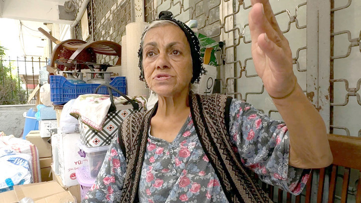 Avcılar'da Ev Sahibi, Kiracısının Eşyasını Sokağa Attı!