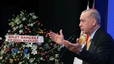 Bah&ccedil;eli'den AK Parti'ye Anlamlı &Ccedil;i&ccedil;ek
