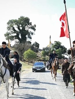 Bakan Ersoy, Türk Dizilerinin Çekildiği Bozdağ Film Platolarını Ziyaret Etti