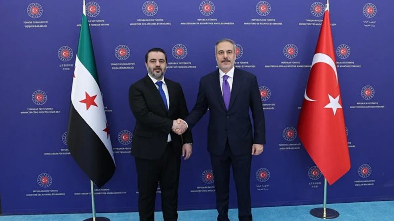 Bakan Fidan, Suriye Dışişleri Bakanı Şeybani ve Savunma Bakanı Kasra ile bir araya geldi