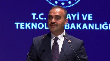 Bakan Kacır'dan &ouml;d&uuml;l kazanan &ouml;ğrencilere tebrik