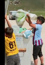 Bakan Kurum, Yaylada &Ccedil;&ouml;pleri Toplayan İki Kardeşi Kutladı