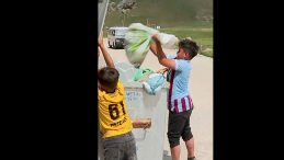 Bakan Kurum, Yaylada Çöpleri Toplayan İki Kardeşi Kutladı