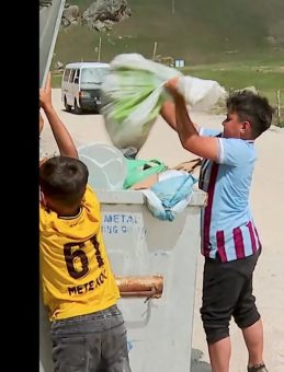 Bakan Kurum, Yaylada Çöpleri Toplayan İki Kardeşi Kutladı