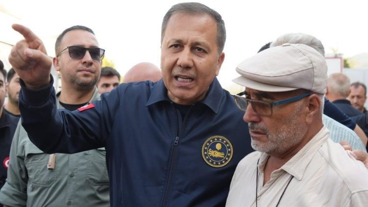 Bakan Yerlikaya, Depremzede Aileleri Ziyaret Etti