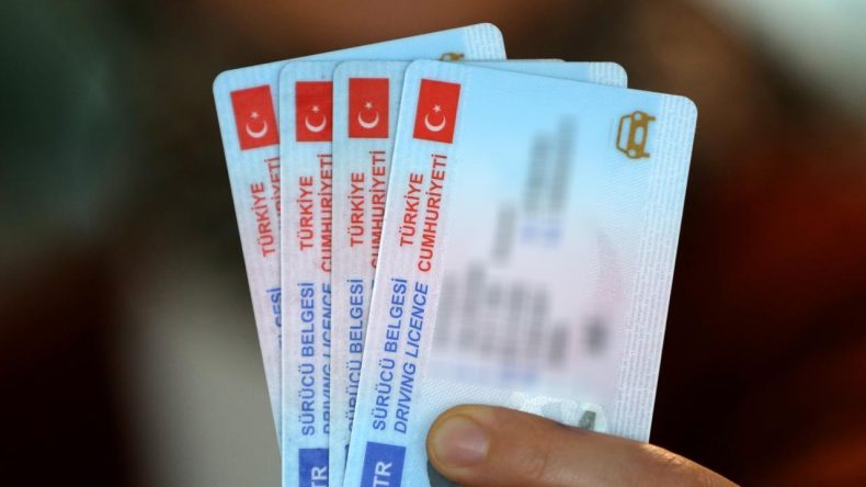 Bakan Yerlikaya Duyurdu: Eski Tip Sürücü Belgelerinin Yenilenme Süresi Uzatıldı