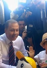Bakan Yerlikaya&rsquo;ya minik vatandaştan s&uuml;rpriz selam! Tayyip Dedeme selam s&ouml;yle
