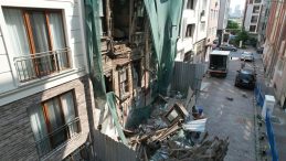 Bakırköy’de 100 Yıllık Ahşap Bina Çöktü