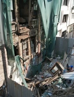 Bakırköy’de 100 Yıllık Ahşap Bina Çöktü