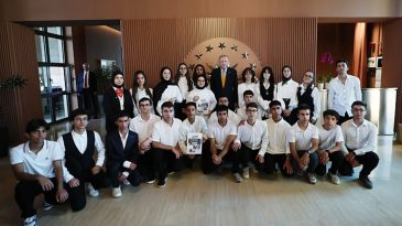 Başkan Erdoğan Ahlat&rsquo;ta &Ouml;ğrencileri Ağırladı! Gen&ccedil;lerle Keyifli Sohbetler Ger&ccedil;ekleştirdi