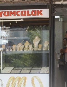 Bıçakla Geldiği Kuyumcudan 750 Bin Lira Değerinde 18 Bileziği Gasp Edip Kaçtı